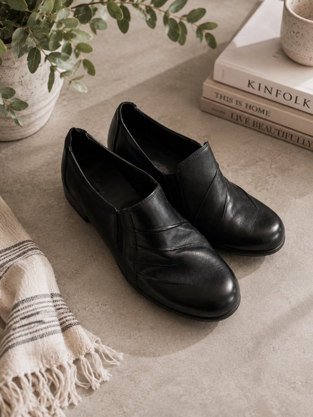 Clarks Collection Women's Black Leather Slip On Loafers Comfort Shoes Size 8